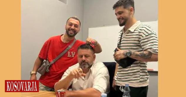 Gjesti luan në zyre me flokët e Bekë Berishës