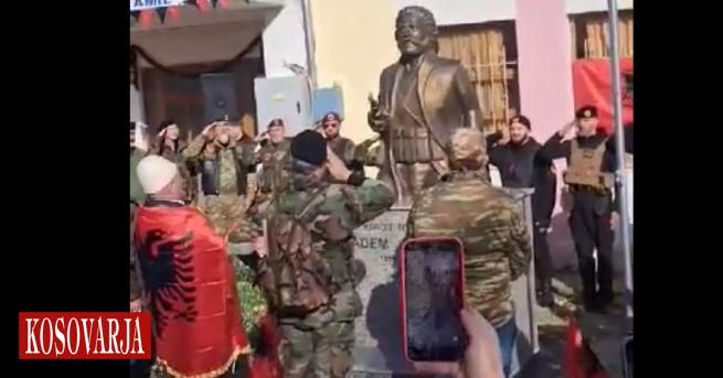 Pamje nga zbulimi i bustit të Adem Jasharit në Fier
