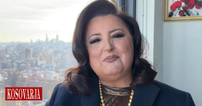  Guri i rëndë në vend të vet  unë akoma jam kavajase   Parashqevia në Sofrën e Kavajës kur u nderua qytetare nderi